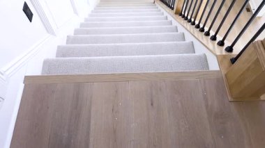 Plush Halı Merdiveni ile Modern Ev İçi