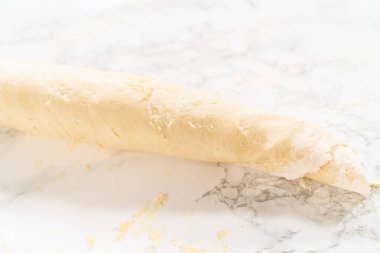 Tarçın ile doldurulmuş ekmek hamuru rulo içine ceviz koyup mayasız tarçınlı kek pişirmek..