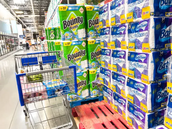 Parker, Colorado, ABD-20 Haziran 2025 - Bir alışveriş arabası büyük miktarlarda Bounty kağıt havlu ve banyo mendili paketlerinin yanında duruyor. Parlak mağaza ışıklandırması ürünü vurguluyor