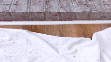 Ocakta yatay tuğla deseni gösteren düşük açılı yakın çekim. Yüzey detaylarına ve doğal ışıktaki harç hizalamalarına vurgu.