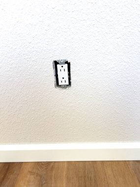 Broomfield CO USA-April 26, 2025 - Broomfield, Colorado 'daki ev geliştirme projesi sırasında yeni beyaz süpürgelik döşeme döşemeleri üzerine yakın çekim.