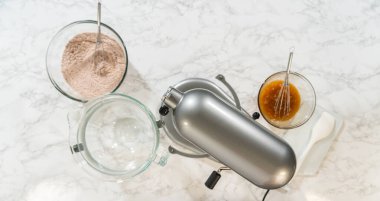 Çikolatalı Ginger Şekerli Kurabiye Hamur Malzemeleri ile yapılan tezgahın genel görünümü mermer tezgahta kuru ve ıslak malzemeler sergileniyor..