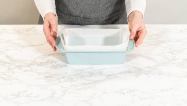 Castle Rock, Colorado, ABD-18 Ocak 2025 - Parşömen kağıdıyla kaplanmış gümüş metal bir tencere, mermer bir tezgahın üzerinde, pişirmeye hazır..