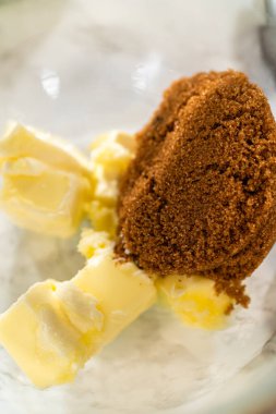 Zencefilli zencefilli kurabiye hamuru için bir karıştırıcı kasesinde küp tereyağı ve esmer şeker. Bu malzemeler, kurabiye hamuru için pürüzsüz ve zengin bir taban oluşturmak için kremlenecek..