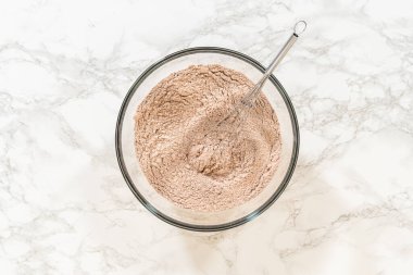 Kuru baharat ve un tabağında ince baharatlı zencefilli kurabiye için en iyi manzara. Zencefil, tarçın ve karanfil gibi baharatlar un içinde ayrı bölümlerde görülebilir.