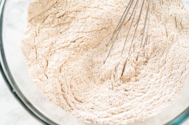 Unlu, zencefilli, tarçınlı ve karanfilli kase Şenlikli Fırınlama İçin Canlı Yeşil Zencefilli Kurabiye karışımı. Bu baharatlar klasik zencefilli ekmek aromasını yaratır..