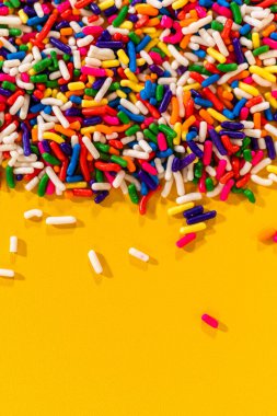 Serpintiler yavaş yavaş yoğun yığından açık sarı arkaplana doğru yayılır. Canlı ve eğlenceli fırın temalı resim.