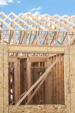 Banliyöde devam eden bir inşaat sahasında tek bir aile evinin çerçeve sahnesi yer alıyor..