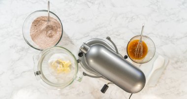 Çikolatalı Ginger Şekerli Kurabiye Hamur Malzemeleri ile yapılan tezgahın genel görünümü mermer tezgahta kuru ve ıslak malzemeler sergileniyor..