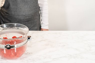 Klasik Kızıl Zencefilli Çörek Hamuru karışımın içinde şekilleniyor ve malzemeler bir araya geliyor. Bu kırmızı renkli hamur yakında soğuğa hazır olacak..