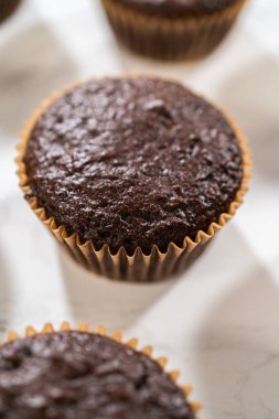 Taze pişmiş çikolatalı kekler, zengin ve kadife çikolatalı dondurmanın cömert bir kaplamasını beklerken enfes bir dönüşüm için hazırlanıyorlar..