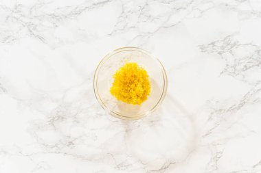 Bu resim taze limon kabuğunu gösteriyor. Limonlu kurabiyelerin hamuruna eklenmeye hazır. Parlak, turşulu bir tat katıyor..