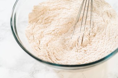 Unlu, zencefilli, tarçınlı ve karanfilli kase Şenlikli Fırınlama İçin Canlı Yeşil Zencefilli Kurabiye karışımı. Bu baharatlar klasik zencefilli ekmek aromasını yaratır..