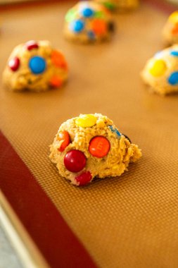 Parker, Colorado, ABD-1 Temmuz 2025 üzerinde şekerle kaplanmış kurabiye topları kahverengi silikon bir hasırın üzerinde duruyor. Açı, sığ bir alan derinliğinde birden fazla çerez gösteriyor..