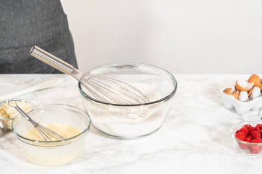 Bir çırpma makinesiyle, ölçülen malzemeler bir araya gelir. Pasta hamurunu bu lezzetli keke hazırlamak için ustalıkla karıştırılır..