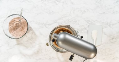 Çikolatalı Zencefilli Kurabiye Hamuru hazırlamak için kuru ve ıslak malzemeler içeren karıştırıcı ve kâseler hazırlayın. Tüm lezzetleri birleştiren karıştırma işlemi için kurulum hazır.