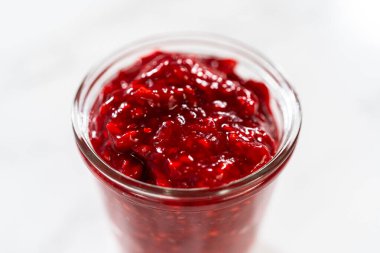 Taze yapılmış ahududu keki dikkatlice cam bir kavanoza doldurulur. Her türlü tatlıya meyveli bir tat katmak için kullanılmaya hazırdır..