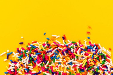 Renkli gökkuşağı parçacıklarının temiz kenarı sarı arkaplanın altını çiziyor. Bir sürü kopya alanı olan oyuncu bir tepeden tırnağa düzenName.