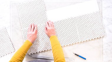 Düz yatıyordu. Kabuk soyma ve köpük tahtaya mozaik fayanslar yapıştırma sürecinde, yemek fotoğrafçılığı stüdyolarını estetik olarak geliştirmek için mükemmel..