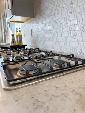 Modern bir paslanmaz gaz tenceresi mermer görünümlü tezgah içine inşa edilmiştir. Kullan at telefonlar temiz ve kullanılmamış..