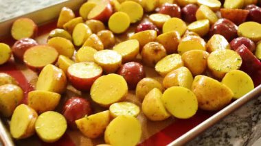 Gösterişli, modern bir mutfakta, genç bir adam dikkatlice akşam yemeğini hazırlar. Şimdiki görevi cam bir kasede küçük gökkuşağı patateslerini dikkatlice tatlandırmak ve önlerinde lezzetli bir yemek sözü vermek..