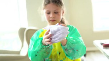 Modern bir mutfakta, evde eğitim görmüş bir kız, yaratıcılığını ve problem çözme becerilerini geliştiren eğlenceli ve eğitici bir proje olan balçık yaratmaya kendini kaptırır..