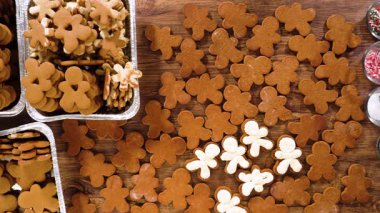 Düz yatıyordu. Zencefilli kurabiye sandviçi ve yumurta likörlü tereyağı. Noel hediyesi olarak sade bir ahşap masada sunuluyor..