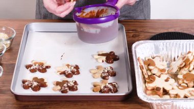 Yıldız şeklinde kurabiyeler hazırlıyorum, çikolataya yarı daldırılmış, bayram için naneli çikolata parçacıkları ile aksanlı..