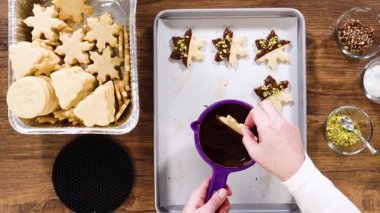 Düz yatıyordu. Yıldız şeklinde kurabiyeler hazırlıyorum, çikolataya yarı daldırılmış, bayram için naneli çikolata parçacıkları ile aksanlı..
