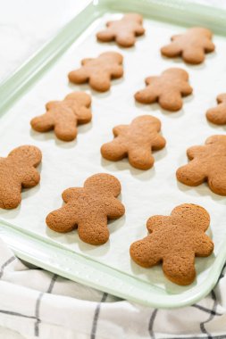 Soğutma rafının düz manzarası taze pişmiş zencefilli kurabiye adam kurabiyeleri, şenlikli tasarım ve hatta fırın.