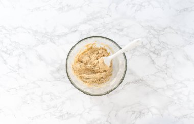 Düz yatıyordu. Islak ve kuru malzemelerle bardakta çırpma kabını karıştırıp limonlu haşhaşhaşlı kek pişirmek..