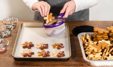 Yıldız şeklinde kurabiyeler hazırlıyorum, çikolataya yarı daldırılmış, bayram için naneli çikolata parçacıkları ile aksanlı..