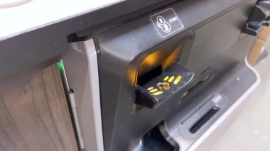 Parker, Colorado, ABD-11 Temmuz 2025 - Slow Motion - Yakın çekim, modern otomatik su dağıtıcısı kullanan birini gösteriyor. Paslanmaz çelik yüzey ve dahili bardak tutacağı temiz ve...