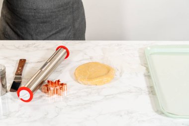 Kurabiye kesiciler, merdane ve hamur da dahil olmak üzere klasik Kes Şekerli Kurabiyeler için malzemeler ve araçlar düzenlenmiştir..