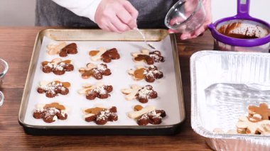 Yıldız şeklinde kurabiyeler hazırlıyorum, çikolataya yarı daldırılmış, bayram için naneli çikolata parçacıkları ile aksanlı..