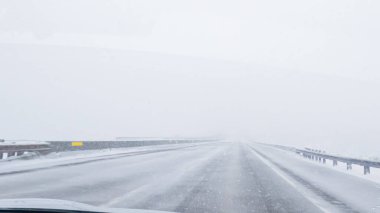 POV-Elektrikli araç Batı Colorado 'daki bir kış fırtınası sırasında I-70 otoyolunda ustaca yol alırken yakalandı..