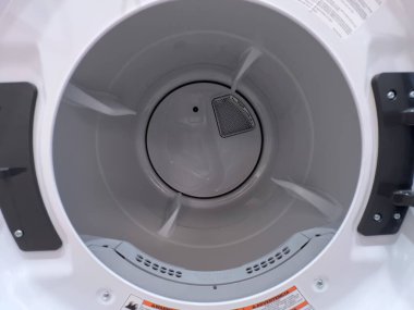 Yukardan görülen bir kurutucunun temiz dairesel varili. Tasarımı modern, pürüzsüz ve çamaşır kullanımına hazır..