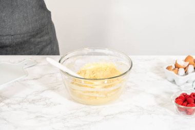 Bir çırpma makinesiyle, ölçülen malzemeler bir araya gelir. Pasta hamurunu bu lezzetli keke hazırlamak için ustalıkla karıştırılır..