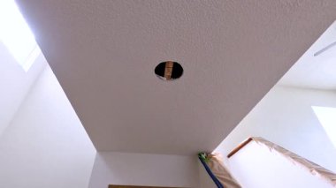 Evinde tadilat yapılan bir merdiven. Koruyucu kılıflar ve yüzeyi korumak için maske bantları. Bölge boyama veya daha ileri inşaat çalışmaları için hazırlanmıştır.