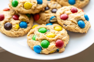 Parker, Colorado, ABD-1 Temmuz 2025 üzerinde renkli çikolata kaplı ev yapımı kurabiyeler. Kurabiyelerin altın kahverengi bir dokusu var ve sıradan bir yığın halinde diziliyorlar. Yakın plan.