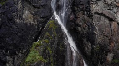 Norveç 'teki ünlü Voringfossen şelalesinin hava manzarası, popüler turizm merkezi.