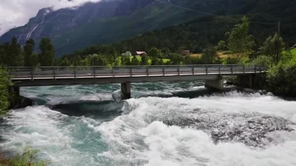Luftaufnahme Von Brücke Und Bootshaus Ufer Des Grünsten Sees Norwegens — Stockvideo