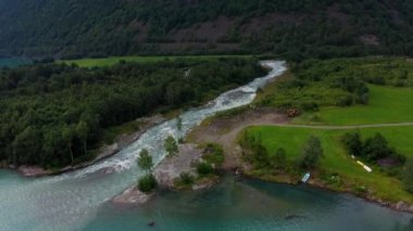 Loenvatnet Gölü 'nün dibindeki buzul nehri, Lodalen Vadisi' ne doğru akmaya başladı.