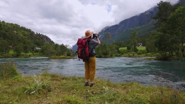 Fotógrafo Naturaleza Turista Con Cámaras Fotográficas Hermosa Naturaleza Noruega Paisaje — Vídeo de stock