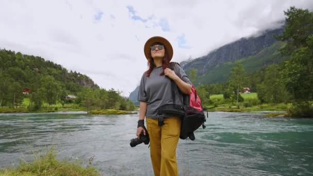 Een Toeristische Meisje Een Hoed Neemt Foto Van Natuur Bergen — Stockvideo