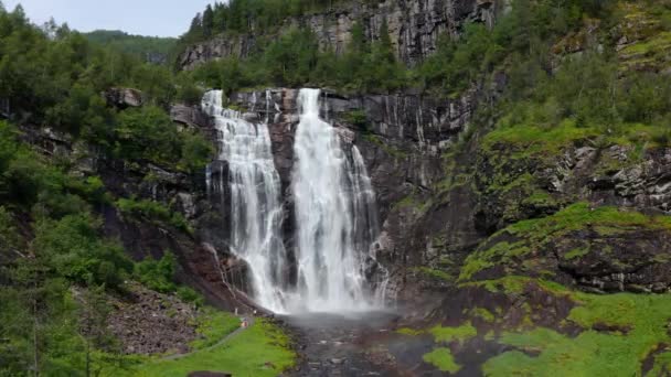 Norveç Muhteşem Manzaraları Hordaland Skjervsfossen Şelalesinin Güzel Manzarası — Stok video