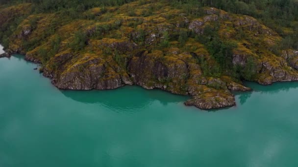 Fondo Del Lago Loenvatnet Con Río Glacial Comienza Fluir Dowm — Vídeo de stock