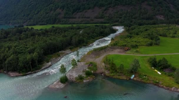 계곡을 흐르기 시작하는 강으로 흐르는 — 비디오