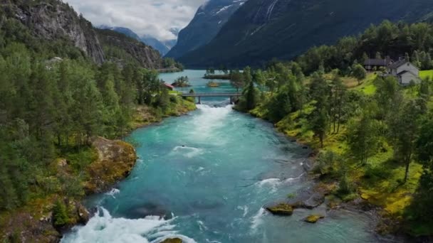Fondo Del Lago Loenvatnet Con Río Glacial Comienza Fluir Dowm — Vídeos de Stock