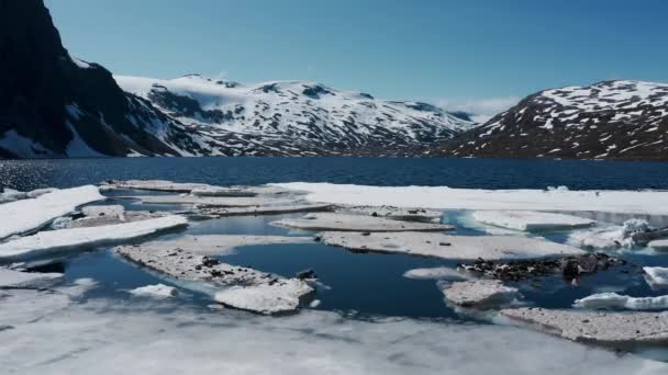 Беспилотник Летит Над Замерзшим Озером Кусочки Льда Воде Зимой Озеро — стоковое видео